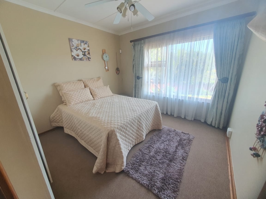 To Let 5 Bedroom Property for Rent in Beacon Bay Eastern Cape